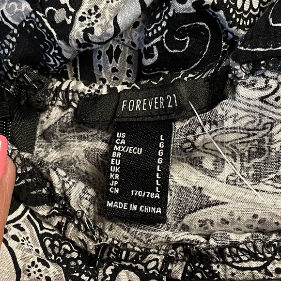 NWT Forever 21 shorts romper. Sz L One piece with shoulder ties.Black & White - Picture 5 of 6